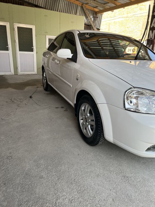 Idal xolat tayor chixol polik qilngan mejikar bor  tayor moshina