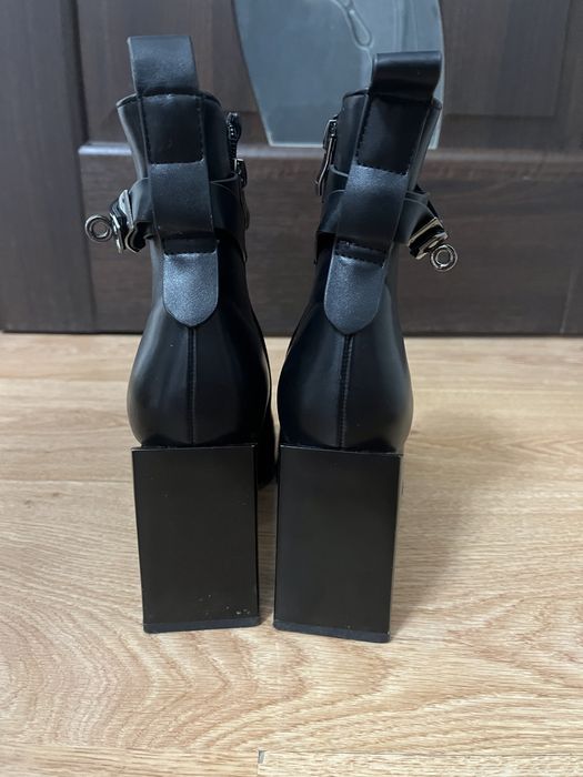 Срочно продам демисезонную ботинку.