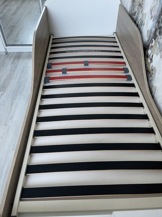 Легло с подматрачна рамка. Правено е по поръчка.