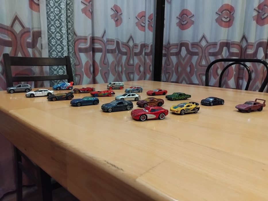 Продавам HotWheels 1:64