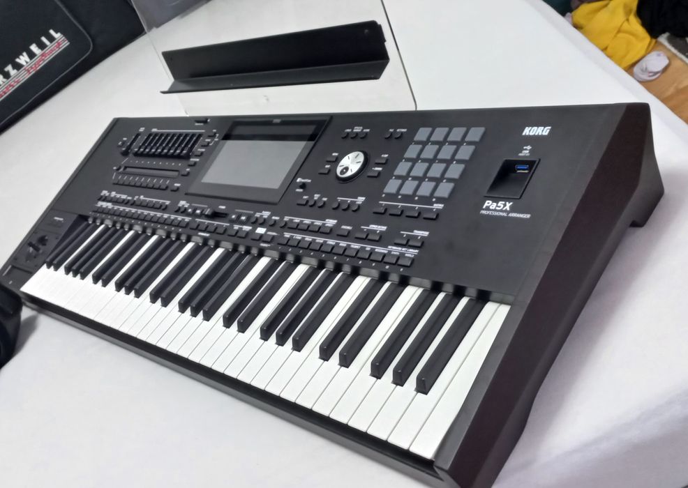 Vând korg pa 5x de 61 ca și Noua ofer garanție notariala doi ani. Husa Noua set 2026. Nu doresc schimburi de nici un fel.