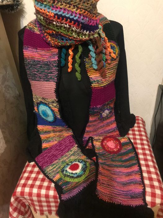 Два ръчно изплетени дамски шала