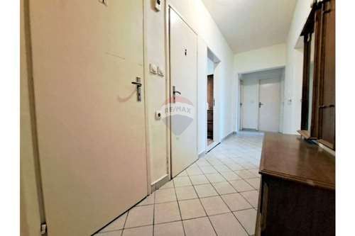 Продава се Тристаен апартамент в Варна, Левски - 94 кв.м за 2022 €/кв.м - Снимка #10