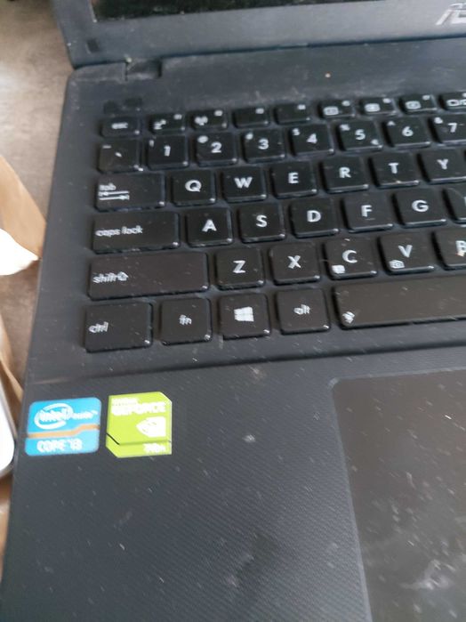 Vand laptop Asus pentru piese de schimb