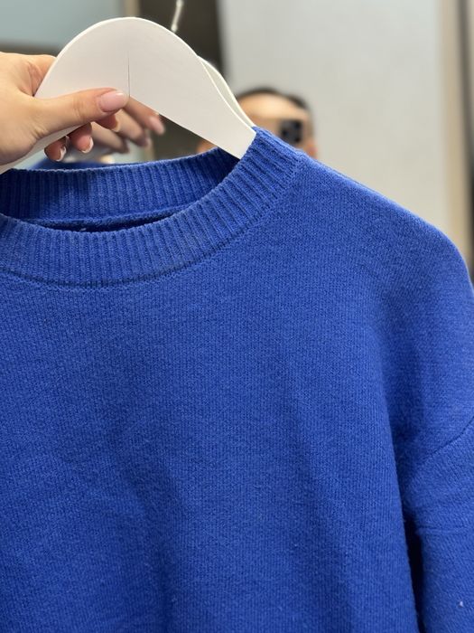 Ярко синяя кофта