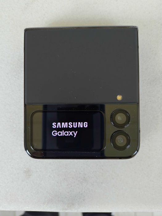 Продавам смартфон Samsung Galaxy Flip4