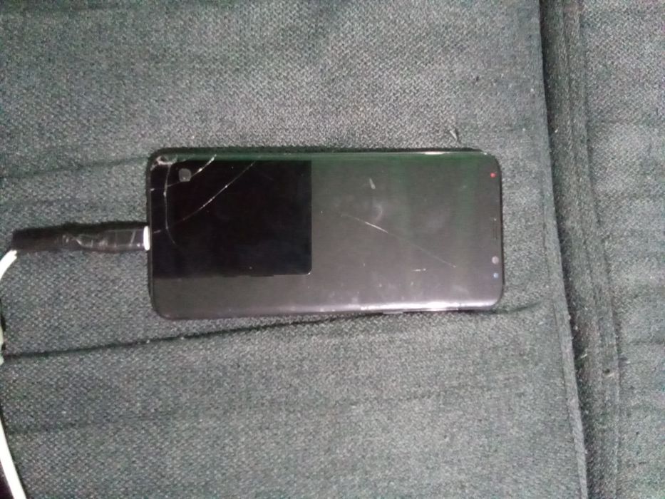 Samsung Galaxy S8+ cu displayul spart. Placa este buna