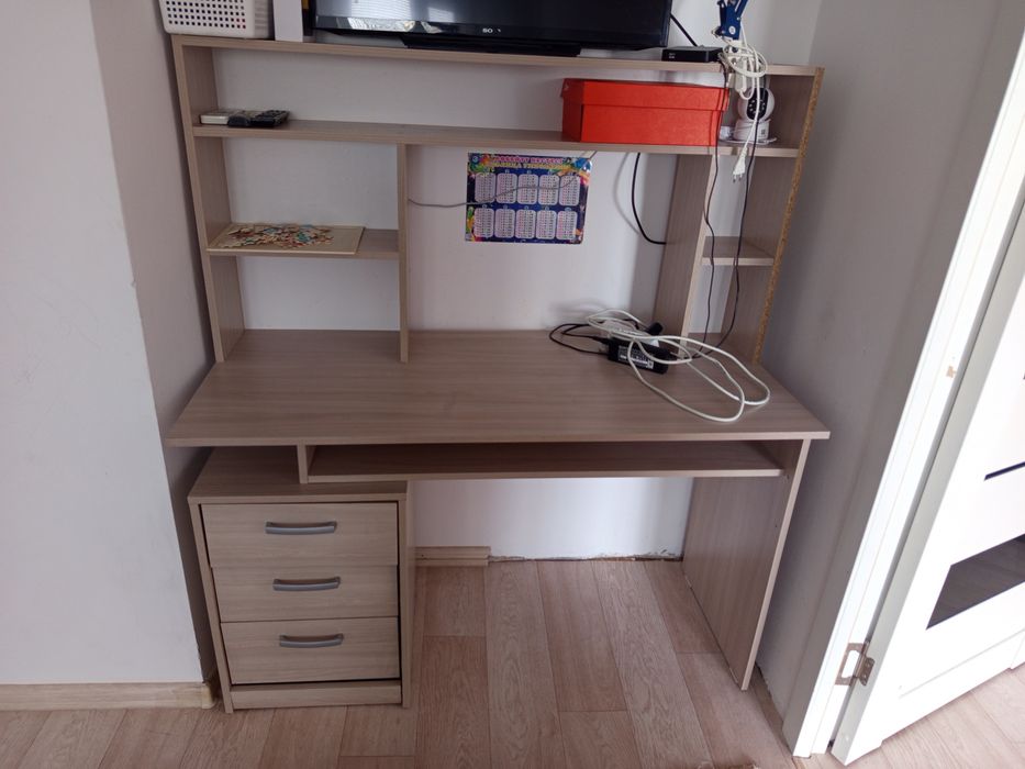 Продаю письменный стол с полками и ящиками