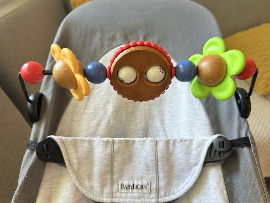 Бебешки шезлонг Baby Bjorn + играчка