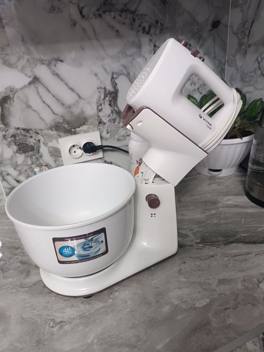 Миксер белый Vitek