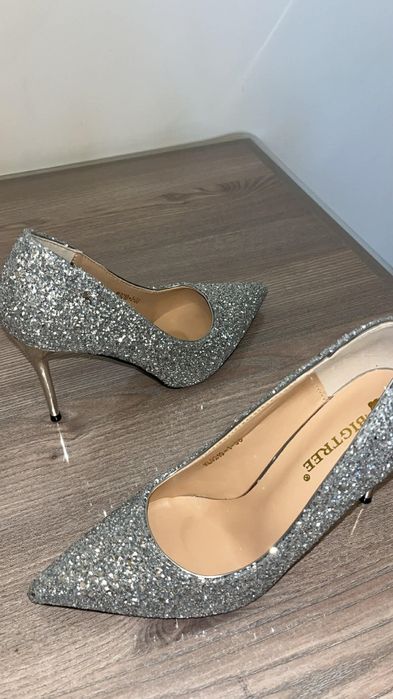 Обувки на ток,сребристи