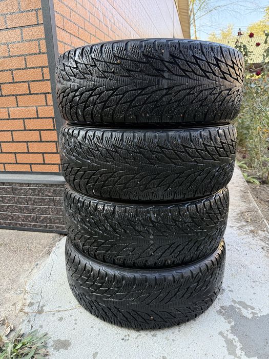 Зимние шины 215/60R16
