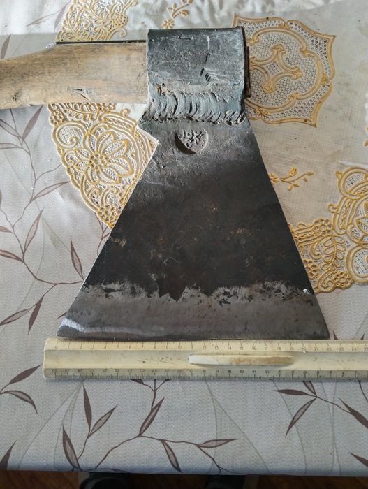 Продам мясной топор с топорищем.