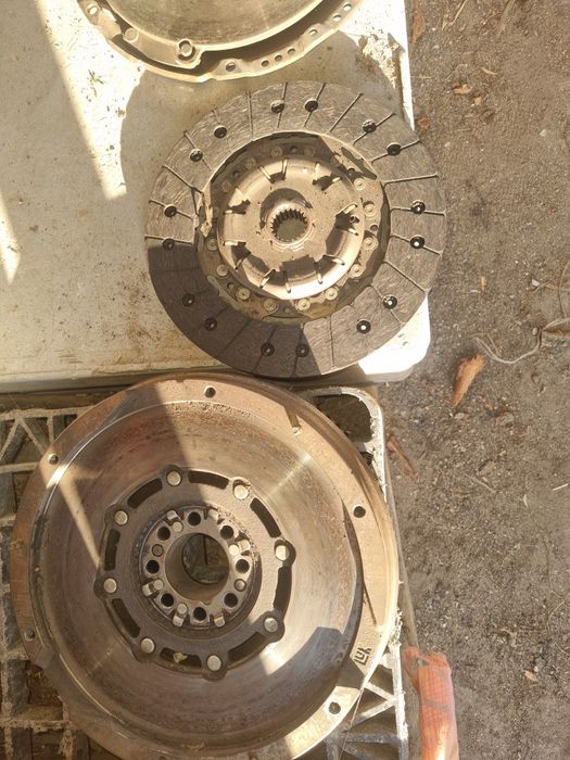 Продавам  съединител комплект за тойота рав4 2.2  136к