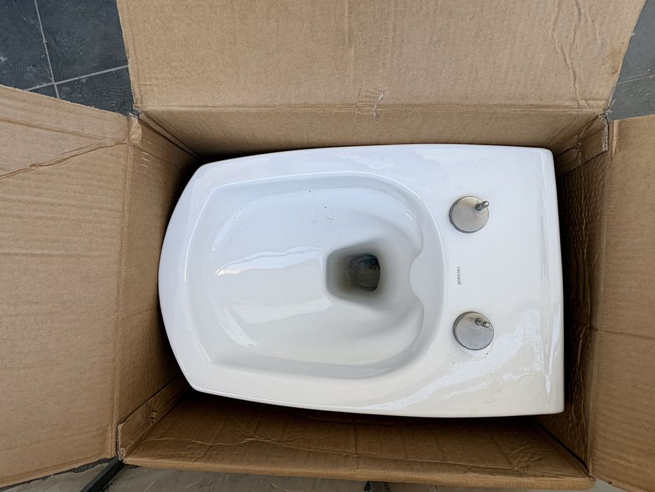 Унитаз подвесной с крышкой