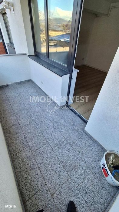 Garsoniera de vanzare, etaj 1, cu parcare si boxa, bloc nou