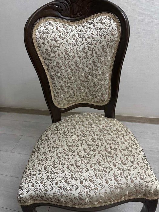 4 стула и кухонный стол