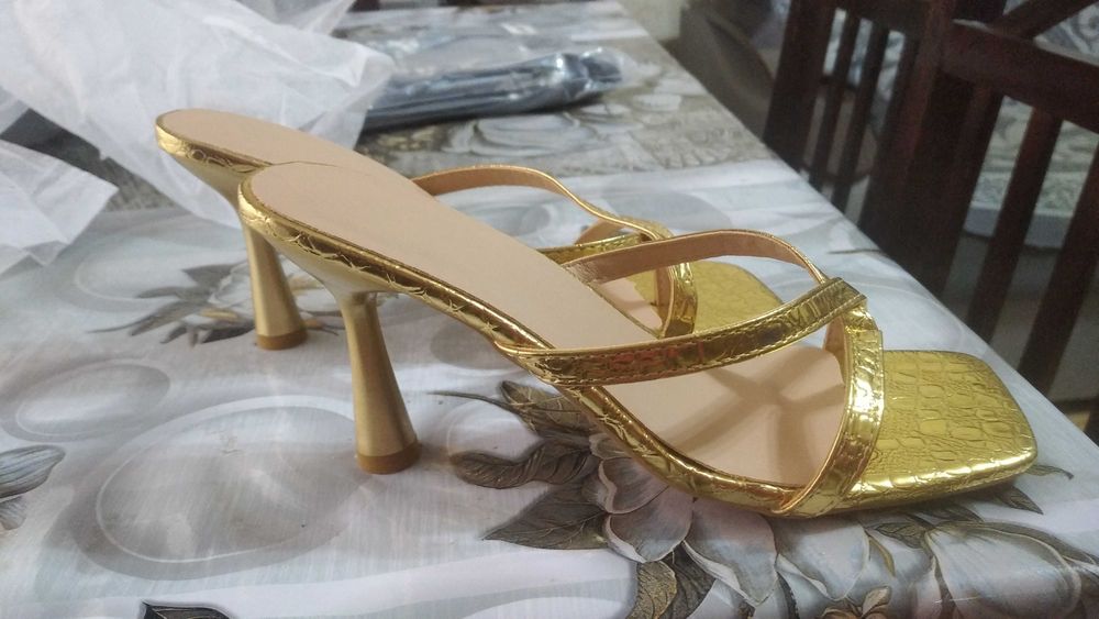 Продаются шлепки на каблуке