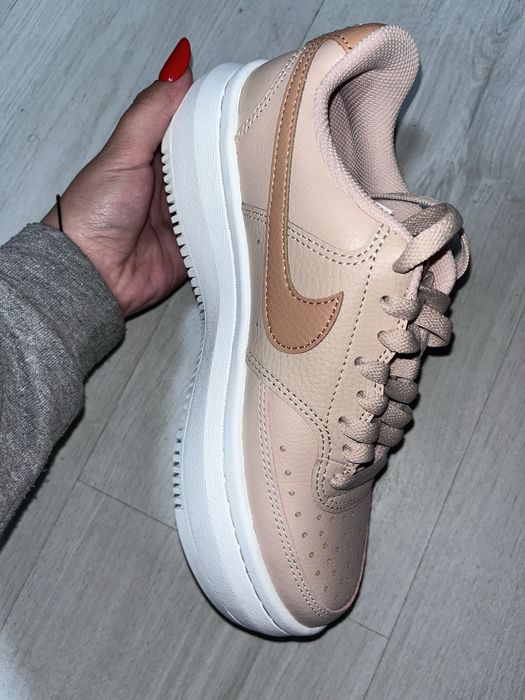 Adidasi nike noi