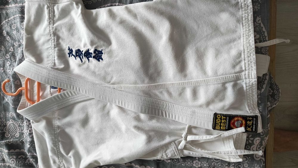 Kimono Ashihara-Karate potrivit înălțimii de 120 cm