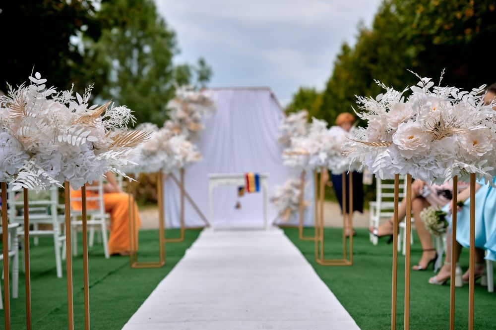 Inchiriez aranjamente florale arcada, stalpisori, panou foto
