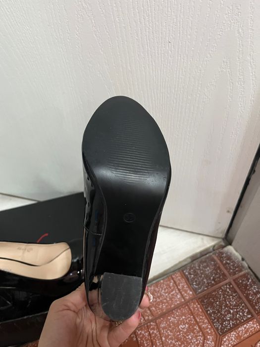 Дамски лачени обувки на ток