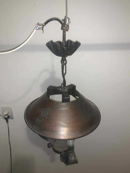 Aplica tavan din fier forjat si adajur de sticla cu ornament de cupru