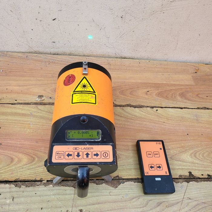 Nivelă laser pentru canalizare GEO KL - 90L
