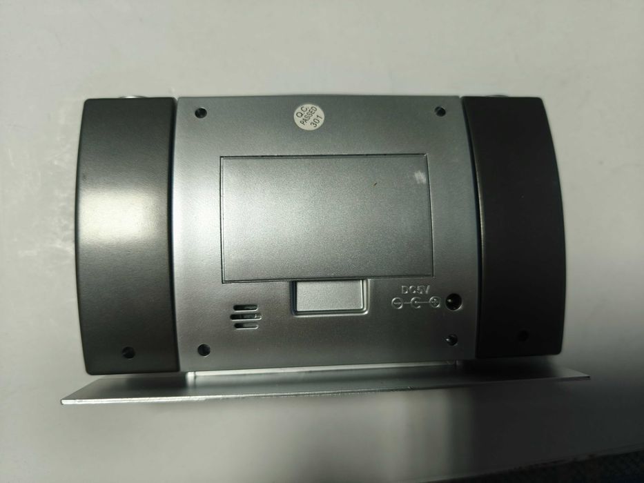 Ceas de birou cu afisaj lcd si proiector pe tavan