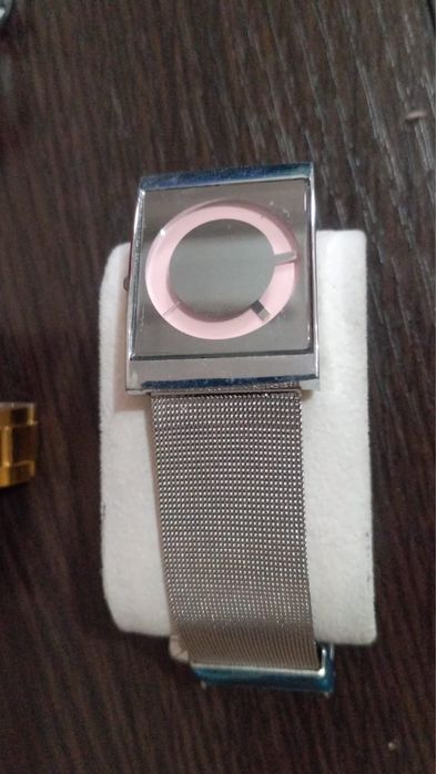 Продам женские новые часы