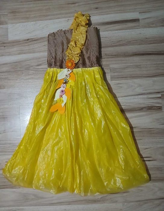 Rochie din materiale reciclabile pt fetite,mar 5-7 anii