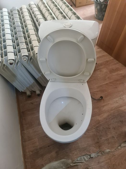 Продам унитазы имеется несколько штук.