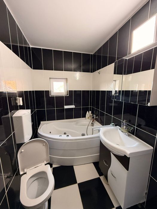 Inchiriez apartament 3 camere.