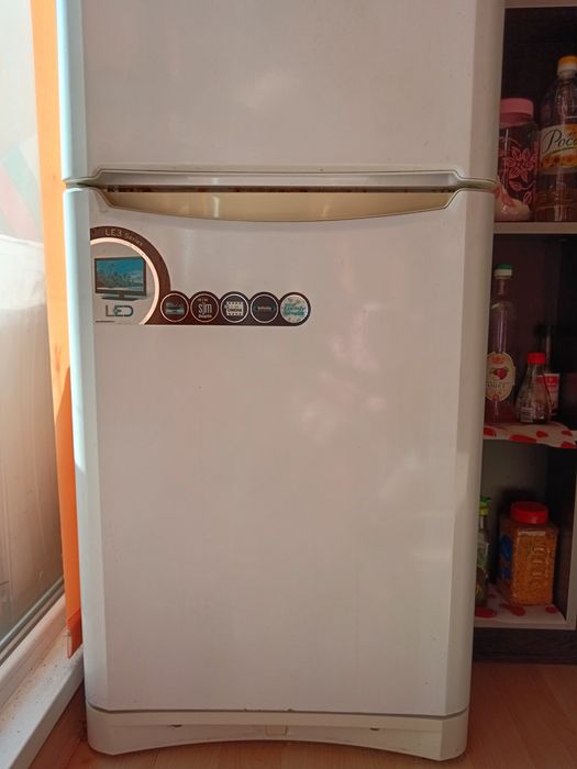 Хладилник с фризер Индезит, работещ само фризера