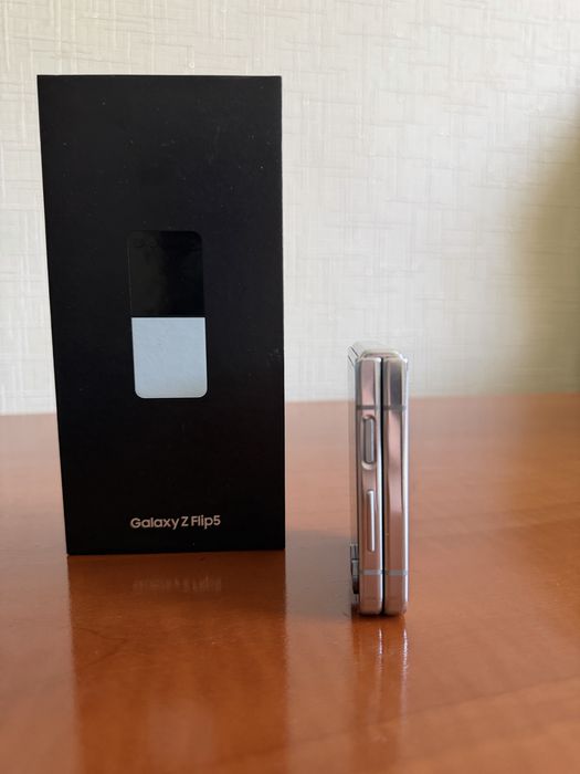 Z flip 5  8/256 GB. Mint