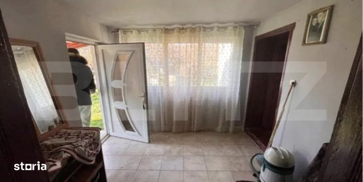 Casa de vanzare, cu 10 ari de teren, in zona linistita