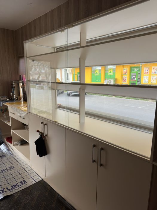 Vitrina mebel holati deyarli yengi