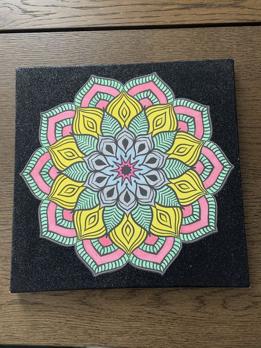 Картина с фон от черен брокат