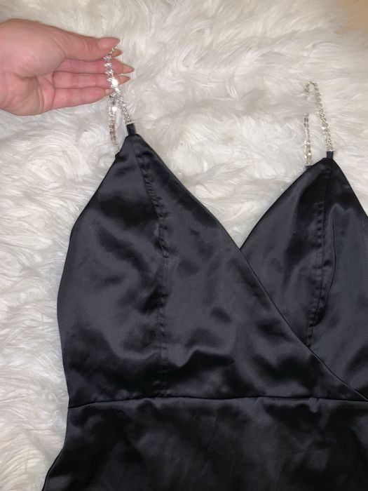 Rochie neagra satin slit picior decupaj strasuri eleganta sexy