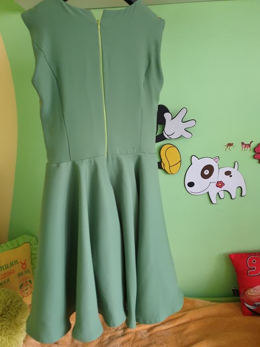 Продавам красив модел зелена рокля