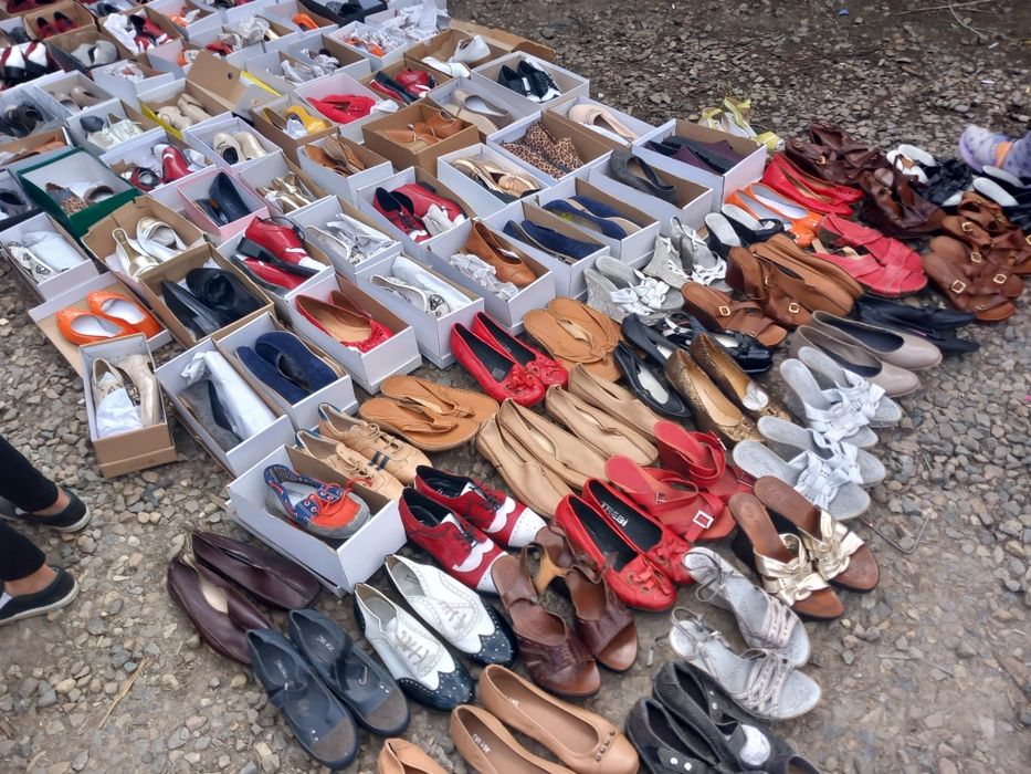 Vând  încălțăminte de femei angro,150 de perechi, preț 10 lei  pereche