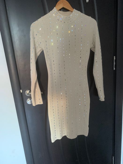 Рокля с камъни екрю