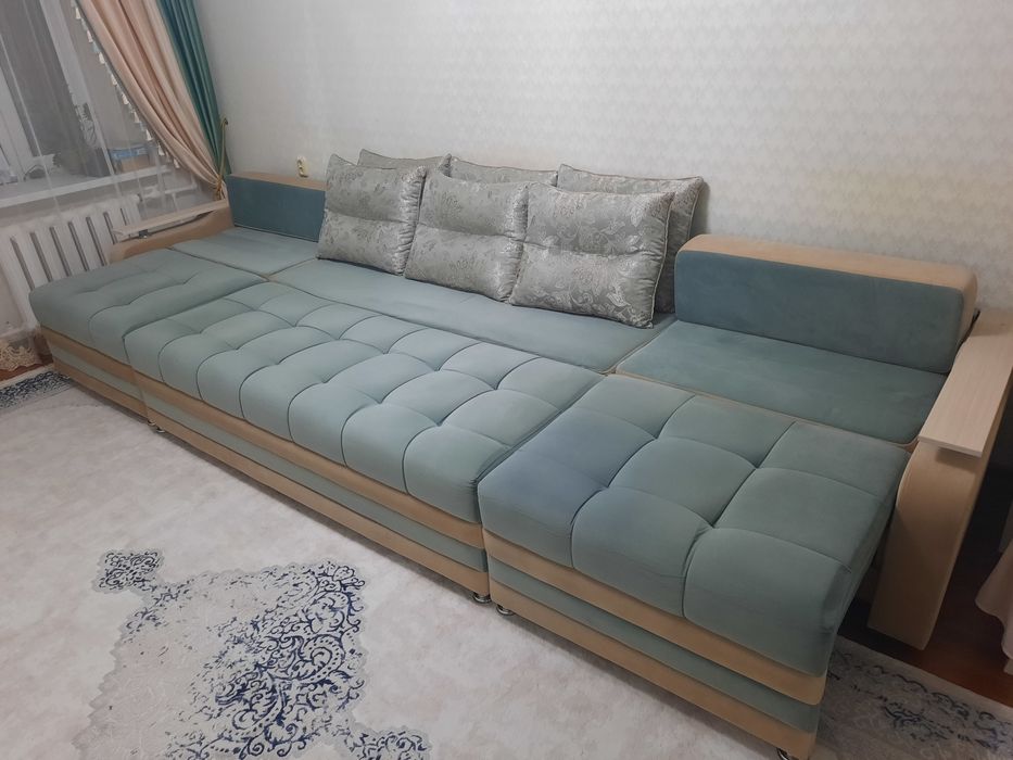 Продаю б/у диван, бирюзового цвета..
