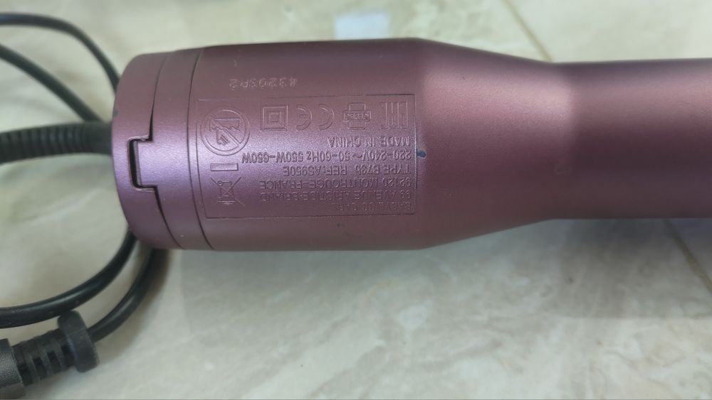 Peria rotativă prezentată este modelul BaByliss Big Hair Dual AS950E.