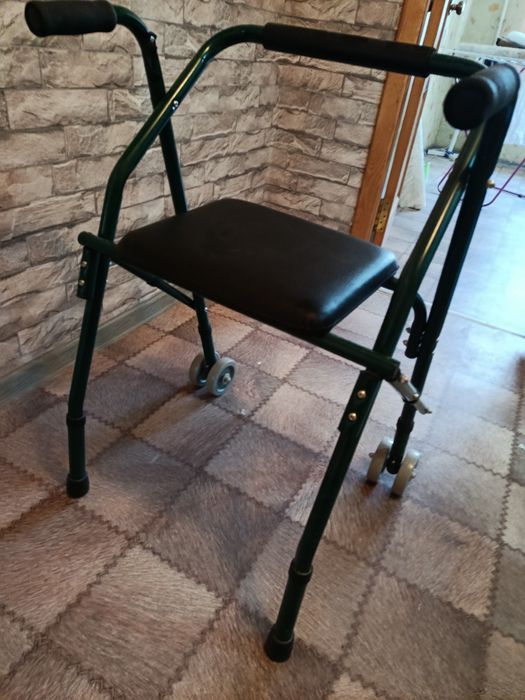 Продам ходунки с сиденьем