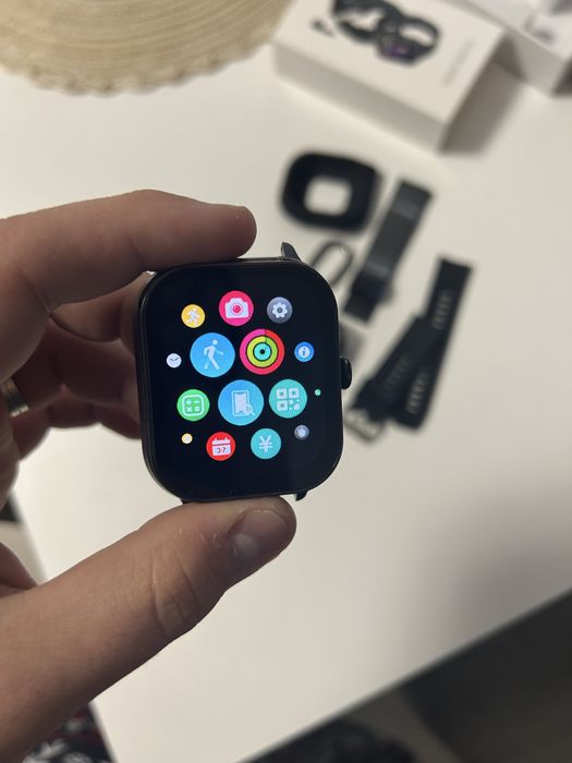 Smartwatch cu casti incorporate, autonomie mare, notificari aplicatii