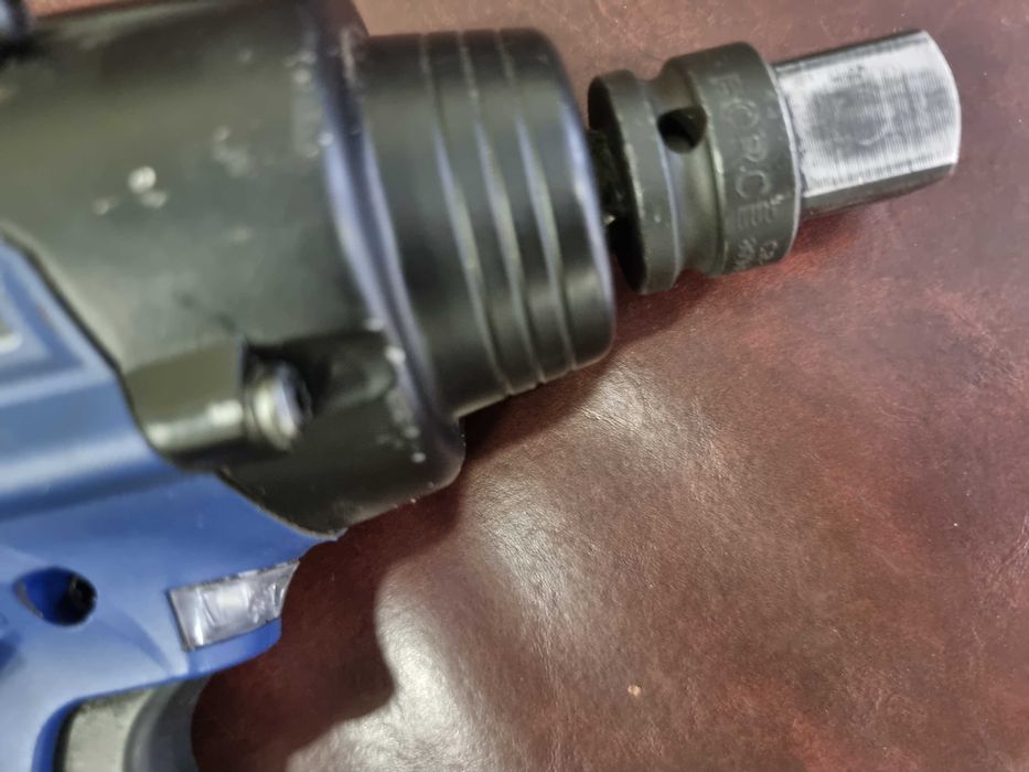 Акумулаторен ударен безчетков гайковерт