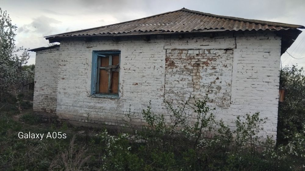 Продам дом требует ремонта.