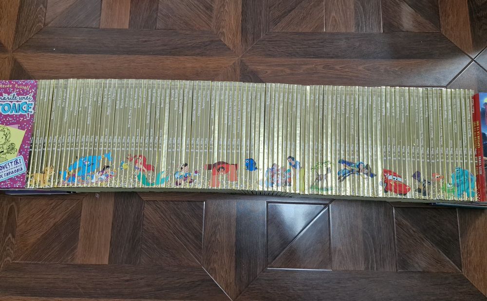 Vand cărți " Povești din colecția de aur" DISNEY