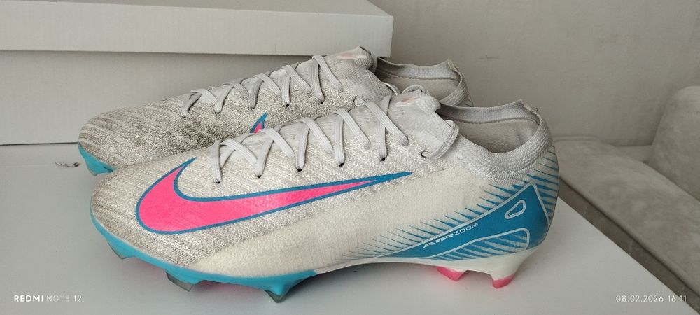 Продам футбольные бутсы